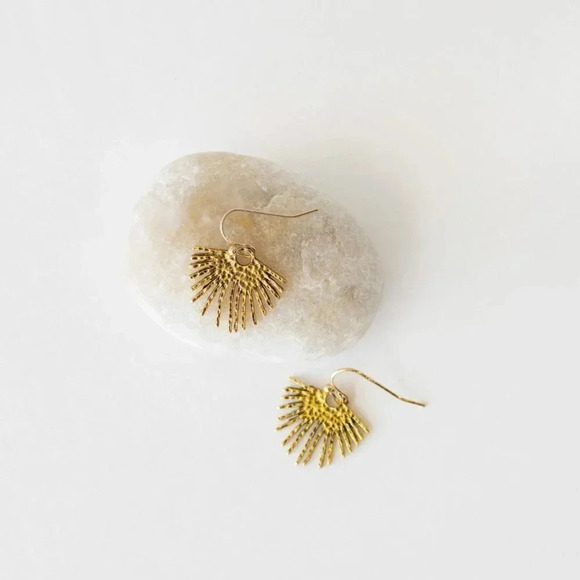 ✨️2/$25✨️ GOLD BOHEMIAN MINIMALIST SUNRISE HAMMERED METAL EARRINGS - Picture 3 of 3